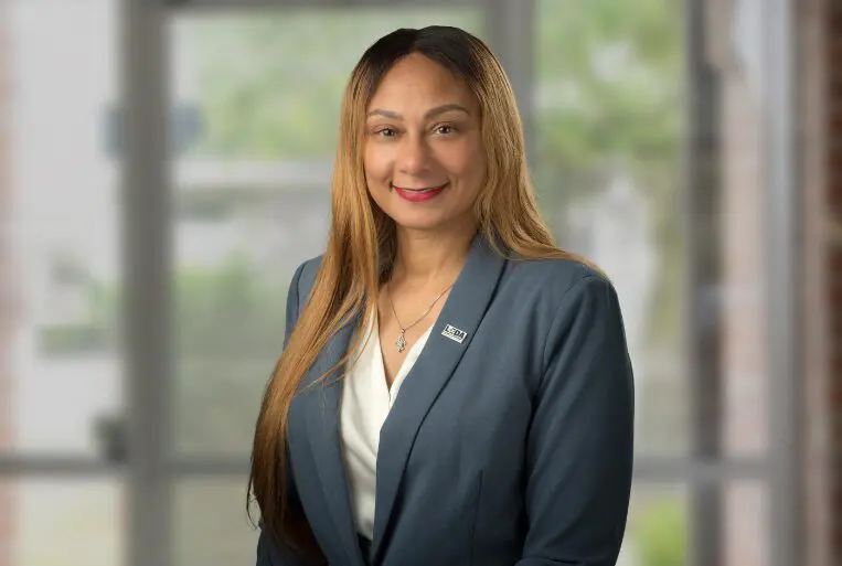 Mandi Mitchell Headshot